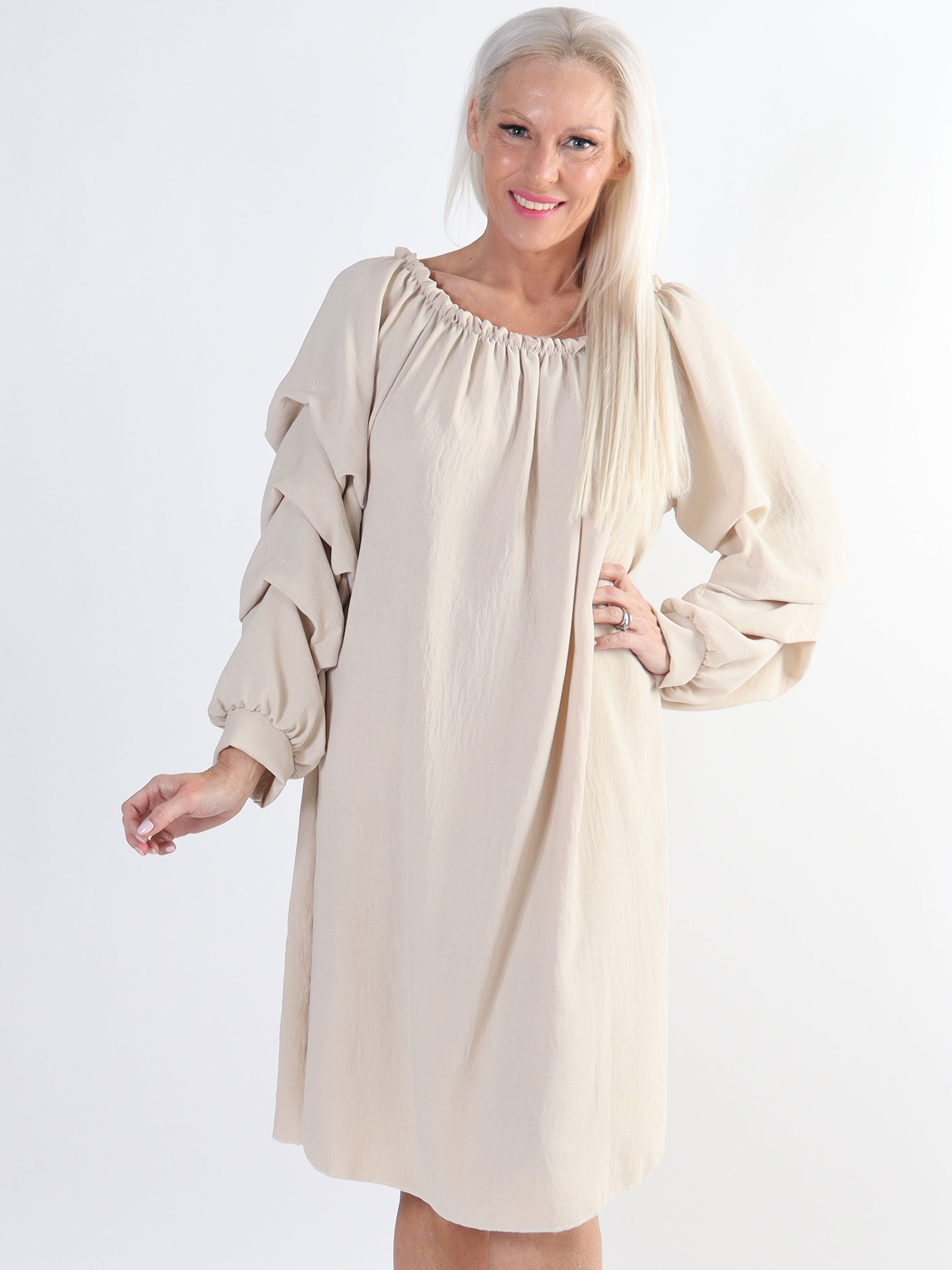 Joanna - Klänning i viskos med rynkad ärm i stora storlekar